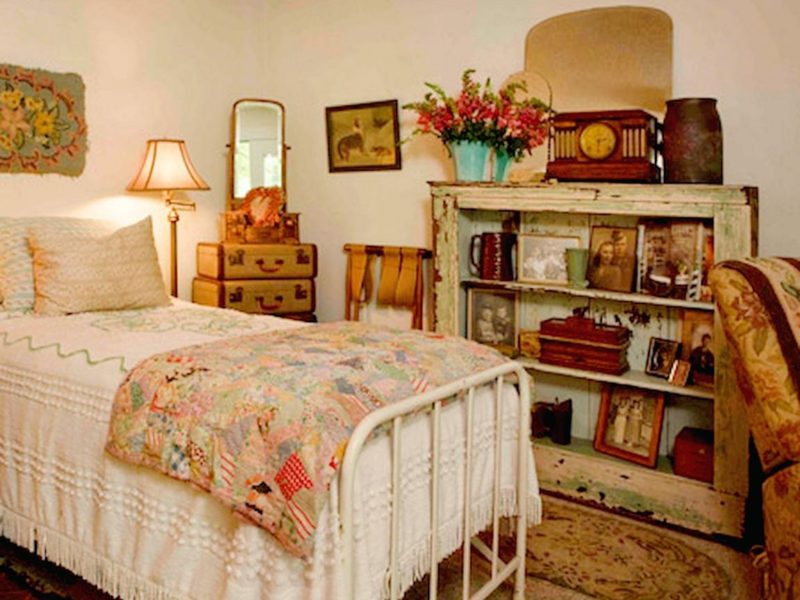Impressive Vintage Bedroom ideas With flower and Old Bookshelf