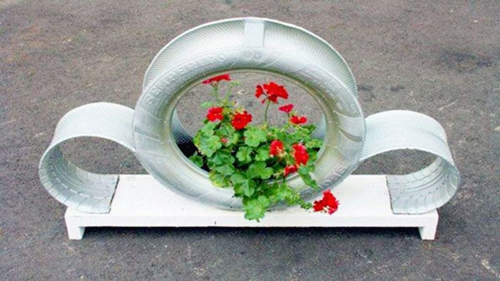 Painting Used Tire for Garden Planters
