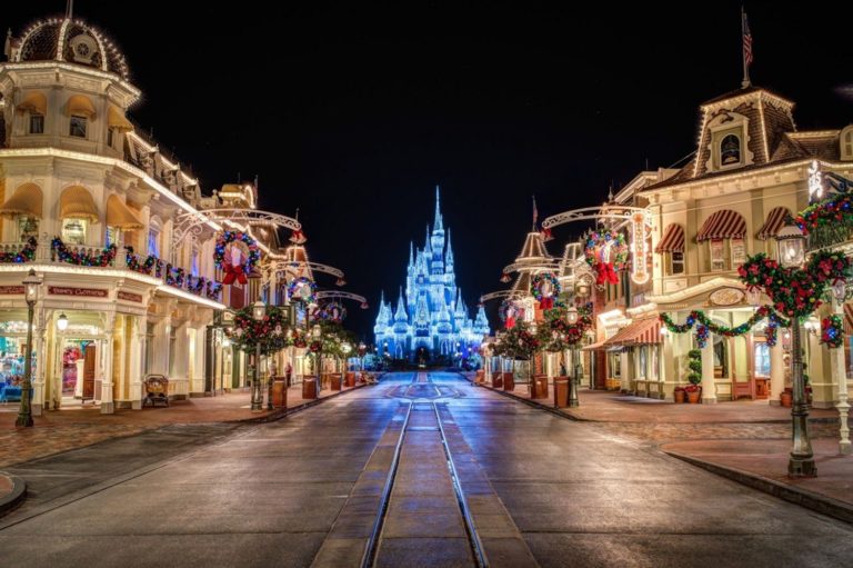 Christmas Is The Best Time To Visit Disney World source Simplemos