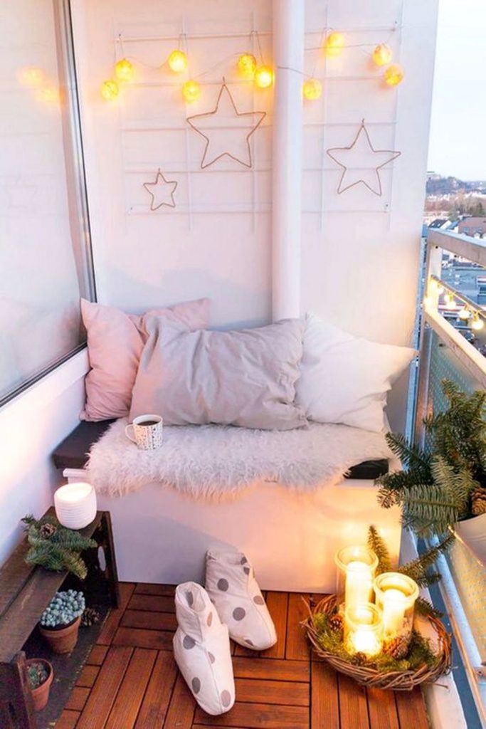 Simple Christmas balcony Decorating exciting ideas via Housetodecor